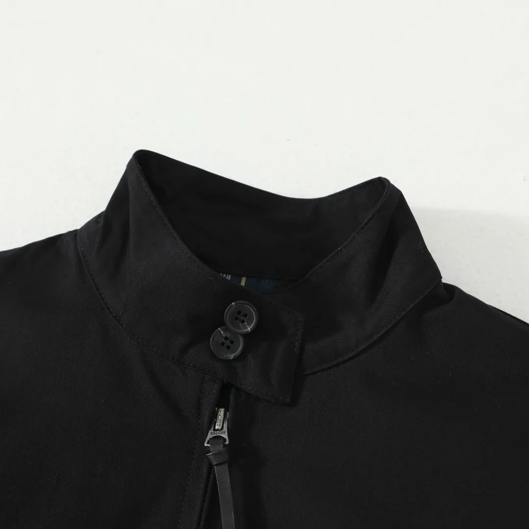 P350 #R23 Ralph Lauren polo white lily contract men's and women's old money style old cadre stand collar workwear Harrington jacket item number RL12020 The fabric has a double-layer shin feel and is full of weight! It's not as heavy as a regular jacket, and the ordinary cotton material feels really different. This one is super comfortable, soft and stylish, and has a green plaid interior that has a retro movie fashion feel! The fit is loose but not baggy. The size is just right and not too picky. The dropped shoulder design modifies the shoulder shape without making it look bulky. This silhouette is a style that will never go out of style after being worn for a long time. The upper body is also very durable and recognizable. The loose and reasonable fit can be worn by both men and women, making it easy to create a clean and refreshing youthful look. The embroidery on the chest is all German Oman embroidery fiber with original data. The embroidery process is very particular about using Japanese Tajima machines to ensure exquisite three-dimensional embroidery. That is what I said is different from the ones on the market. The workmanship is loose and can be used by boys and girls!! Color: Black Khaki Navy Blue Army Green Light Blue Size: M L XL XXL Length: 68/70/72/74 Bust: 122/126/130/134 Shoulder width: 53/54/55/56 Sleeve length: 65/66/67/68